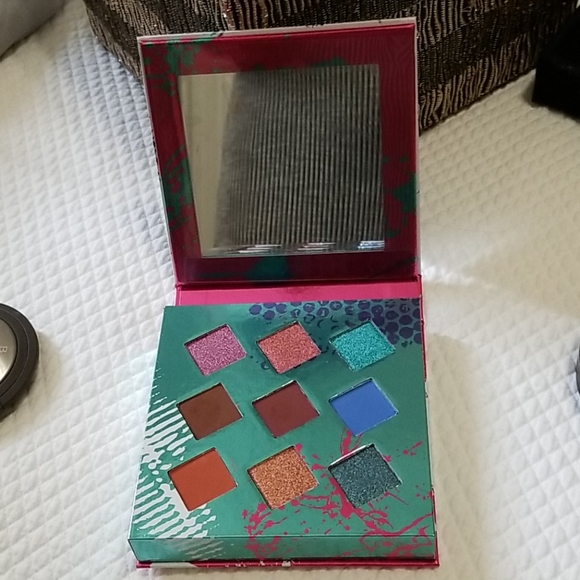 Eyeshadow - Picture 2 of 4